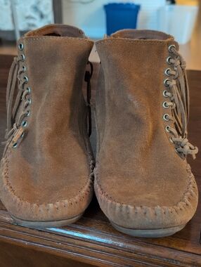 Minnetonka Women's Brown Suede Fringe Moccasins with Lace-Up Eyelets